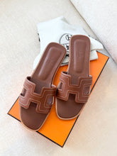 Load image into Gallery viewer, Hermes Embroidered Calfskin Oran Sandals / Gold / (EU)38