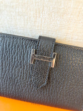 Load image into Gallery viewer, HERMES 2023 Bearn Card Holder in Noir / Epsom Leather