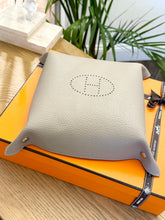 Load image into Gallery viewer, HERMES Taurillon Clemence Mises et Relances H Evelyne Change Tray in Étoupe