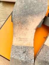 Load image into Gallery viewer, HERMES Oran Epsom Calfskin Leather Sandals in Etoupe - (EU)37.5