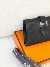 Load image into Gallery viewer, HERMES 2023 Bearn Card Holder in Noir / Epsom Leather
