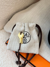 Load image into Gallery viewer, HERMES 2025 Sac Picotin Lock 26 Clemence Leather Bag - Noir / GHW