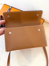 Load image into Gallery viewer, đ¤NEW! Hermès Hermesnap Wallet / Gold / Epsom / Palladium Hardware