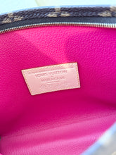 Load image into Gallery viewer, LOUIS VUITTON 2025 LV x TM Takashi Murakami Monogram Toiletry Pouch 19 - Medium