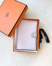 Load image into Gallery viewer, HERMES 2024 R.M.S Passport Holder - Mauve Pale / Evercolor