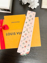 Load image into Gallery viewer, ▪️SOLD▪️LOUIS VUITTON 2022 Monogram LV Garden Silk Bandeau - Pink