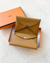 Load image into Gallery viewer, HERMES 2023 Calvi Duo Epsom Leather Card Holder / Sesame