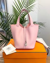 Load image into Gallery viewer, HERMES 2024 Clemence Picotin Lock 22 Palladium Hardware in Rose Sakura