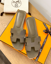 Load image into Gallery viewer, HERMES Oran Epsom Calfskin Leather Sandals in Etoupe - (EU)37.5