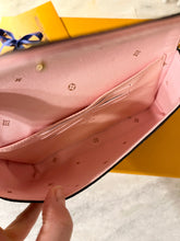 Load image into Gallery viewer, LOUIS VUITTON 2022 Felicie Strap & Go Crossbody Bag In Black