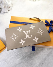 Load image into Gallery viewer, LOUIS VUITTON Empriente Leather Zippy Coin Holder In Dove/Cream