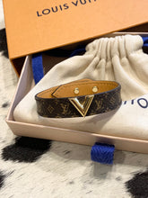 Load image into Gallery viewer, LOUIS VUITTON Monogram Essential V Bracelet Size 15