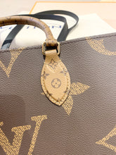 Load image into Gallery viewer, LOUIS VUITTON 2021 OnTheGo MM Monogram Reverse Tote Bag