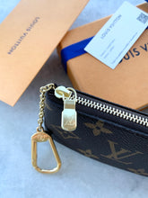Load image into Gallery viewer, Louis Vuitton Monogram Key Pouch