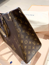 Load image into Gallery viewer, LOUIS VUITTON 2021 OnTheGo MM Monogram Reverse Tote Bag