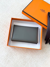 Load image into Gallery viewer, Hermes Evercolor Calfskin Calvi Card Holder / Gris Meyer / 2022
