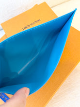 Load image into Gallery viewer, 💙NEW!!  LOUIS VUITTON 2025 Canvas Credit Card Holder / Gaston Blue

