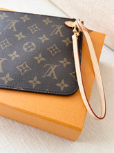 Load image into Gallery viewer, LOUIS VUITTON 2025 Neverfull MM Monogram Pochette Wristlet Pouch / Rose Beige
