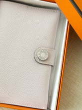 Load image into Gallery viewer, HERMES 2024 R.M.S Passport Holder - Mauve Pale / Evercolor
