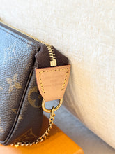 Load image into Gallery viewer, LOUIS VUITTON Monogram Canvas Mini Pochette Accessories
