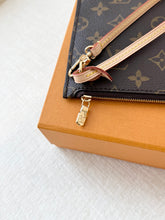 Load image into Gallery viewer, LOUIS VUITTON 2025 Neverfull MM Monogram Pochette Wristlet Pouch / Rose Beige
