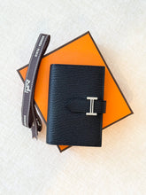 Load image into Gallery viewer, HERMES 2023 Bearn Card Holder in Noir / Epsom Leather
