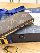 Load image into Gallery viewer, LOUIS VUITTON 2024 Monogram Cles Chain Key Pouch
