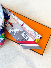 Load image into Gallery viewer, HERMÉS Silk Wow Twilly Bandeau in Gris/Rose/Vert
