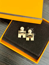 Load image into Gallery viewer, HERMES Rose Gold Lacquer Eileen Earrings in White
