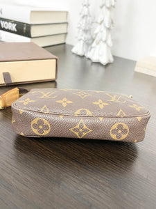 LOUIS VUITTON Monogram Mini Pochette Accessoires