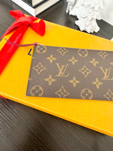 Load image into Gallery viewer, LOUIS VUITTON 2022 Monogram Coated Canvas Zippy Coin Holder - Fuchsia
