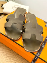 Load image into Gallery viewer, HERMES Oran Epsom Calfskin Leather Sandals in Etoupe - (EU)37.5
