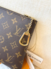Load image into Gallery viewer, 🤎NEW!! LOUIS VUITTON 2025 Monogram Cles Chain Key Pouch M
