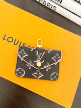 Load image into Gallery viewer, LOUIS VUITTON 2022 Monogram Card Holder in Black
