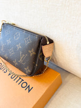 Load image into Gallery viewer, LOUIS VUITTON Monogram Canvas Mini Pochette Accessories
