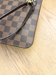 LOUIS VUITTON Neverfull Damier Ebene Pochette Wristlet Pouch in Cherry