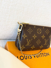 Load image into Gallery viewer, LOUIS VUITTON Monogram Canvas Mini Pochette Accessories
