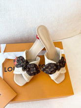 Load image into Gallery viewer, 🍒 LOUIS VUITTON LV x TM Takashi Murakami Raffia Cherry Cherie Mule / (EU) 38.5

