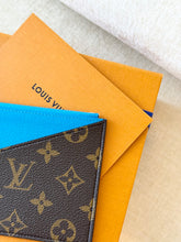 Load image into Gallery viewer, 💙 NEW!! LOUIS VUITTON 2025 Monogram Zippy Coin Purse / Gaston Blue
