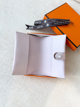 Load image into Gallery viewer, HERMES 2024 R.M.S Passport Holder - Mauve Pale / Evercolor
