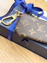 Load image into Gallery viewer, LOUIS VUITTON 2024 Monogram Cles Chain Key Pouch
