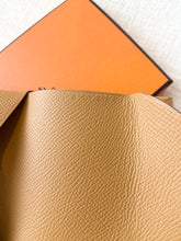 Load image into Gallery viewer, HERMES 2023 Calvi Duo Epsom Leather Card Holder / Sesame
