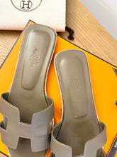 Load image into Gallery viewer, HERMES Oran Epsom Calfskin Leather Sandals in Etoupe - (EU)37.5
