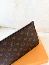 Load image into Gallery viewer, LOUIS VUITTON 2025 Neverfull MM Monogram Pochette Wristlet Pouch / Rose Beige

