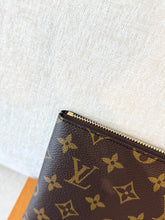 Load image into Gallery viewer, 🤎NEW!! LOUIS VUITTON 2025 Monogram Cles Chain Key Pouch M
