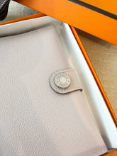 Load image into Gallery viewer, HERMES 2024 R.M.S Passport Holder - Mauve Pale / Evercolor
