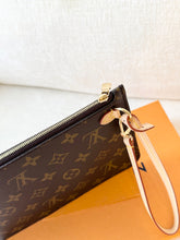 Load image into Gallery viewer, LOUIS VUITTON 2025 Neverfull MM Monogram Pochette Wristlet Pouch / Rose Beige
