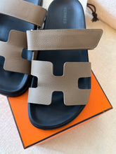 Load image into Gallery viewer, Hermes Women’s Epsom Calfskin Chypre Sandals / Étoupe / (EU)39
