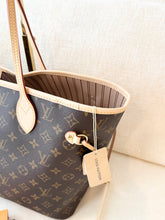Load image into Gallery viewer, LOUIS VUITTON 2025 Monogram Neverfull MM Monogram Tote / Rose Beige
