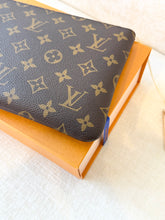 Load image into Gallery viewer, 🤎NEW!! LOUIS VUITTON 2025 Monogram Cles Chain Key Pouch M

